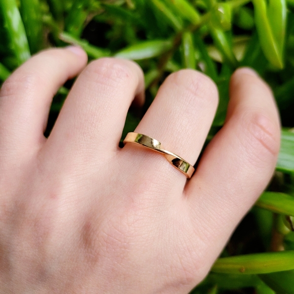 New Dainty Gold Twist Ring Band - Picture 10 of 12